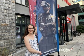 Vom Globe Theatre London nach Zwickau: Neue Direktorin will internationale Bühnenerfahrung ins Puppentheater einbringen - Direktorin Christine Schmidle (42) vorm Eingang ihrer neuen Arbeitsstätte an der Gewandhausstraße. Das erfolgreich etablierte Genre „Virtual Puppetry“ will sie fortsetzen.