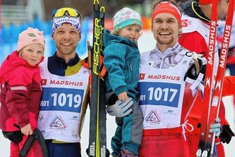 Vom goldenen Ende eines schwierigen Winters - Zwei glückliche junge Väter: Valentin Mättig (rechts) und Toni Escher (links) führten die deutsche Langlaufstaffel bei der Senioren-WM in Seefeld in der jüngsten Altersklasse zu Gold.