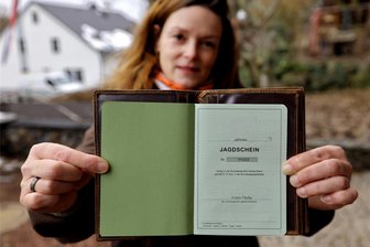 Vom Greenhorn zur Jungjägerin: Gersdorferin hat es geschafft - Endlich konnte Kristin Pfeiffer ihren Jagdschein von der Jagdbehörde abholen. Mehr als ein Jahr hat sie auf dieses Ziel hingearbeitet. Eigentlich sollte es schneller gehen.