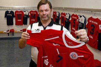 Vom Grill hinaus in die weite Welt - Alles an seinem Platz: Mannschaftsleiter Sven Butter sorgt in der Kabine der Futsal-Spieler aus Hohenstein-Ernstthal für Ordnung. 