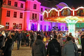 Vom großen Ansturm in Crimmitschau überrascht - Angeleuchtete Gebäude und Bäume in der Crimmitschauer Innenstadt begeisterten die Besucher.