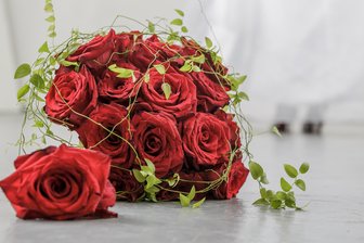 Vom großen Tag bis zu kleinen Bahnen: Elf Tipps für das Wochenende in Chemnitz - Blumen, Kleid, Location: Wer  Inspiration für die eigene Hochzeit braucht, kann am Wochenende in den Kraftverkehr kommen. Foto: Monique Wüstenhagen/dpa
