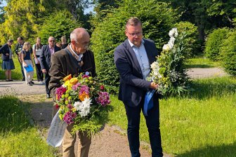 Vom Gulag in den Westen: Eine Familiengeschichte aus der DDR - Karl Mantau (l.) und Steve Ittershagen, der den OB in repräsentativen Aufgaben vertritt, auf dem Donatsfriedhof.