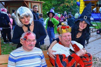 Vom Hallo-Herbst in Hainichen bis zur Hexe am Feuer: Schaurig-schön in den Feiertag - In Hainichen wurden auch auch kostümierte Erwachsene prämiert. Der Sieg ging an Familie Grunwald mit Petra, Hans-Jürgen und Tochter Claudia, die auf Märchenkönig Norbert Hein trafen.