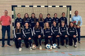 Vom Hockeyrasen auf den Fußballplatz: Brander Mädchen fahren erneut nach Berlin - Fahren optimistisch nach Berlin: die Fußball-Mädels des Cottagymnasium in ihrem neuen Outfit.