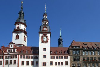 Vom Hohen Turm in Chemnitz erklingt wieder Bläsermusik - Blick auf die Rathaustürme, links der Hohe Turm. Foto: Ulf Dahl/Archiv