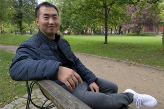Vom „Hot Pot“ zur Schweinshaxe: Wie ein Sporttherapeut aus der größten Stadt der Welt in Zwickau landete - Vom Wolkenkratzer-Dschungel in die sächsische Provinz: Cheng Qian (34) genießt die Ruhe in Zwickau – hier bei einer Pause im Schlobigpark.