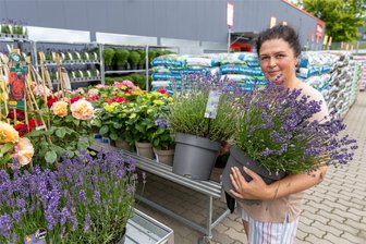 Vom Impfzentrum zum Restpostenmarkt: Was es ab Samstag in Eich zu kaufen gibt - Marktleiterin bei „Thomas Philipps“ in Eich ist Ina Oettmeier. Ihr Team aus zehn Mitarbeitenden sind fleißig am Einsortieren von 18.000 Artikeln. Wochentags ist von 9 bis 19 Uhr, samstags von 9 bis 16 Uhr geöffnet.