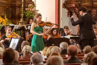 Vom Kämmerlein zurück auf die Bühne - Die Junge Philharmonie Augustusburg, hier bei einem früheren Konzert mit Charlotte Thiele an der Violine und unter Leitung von Pascal Kaufmann, freut sich auf die ersten Auftritte nach dem langen Lockdown.
