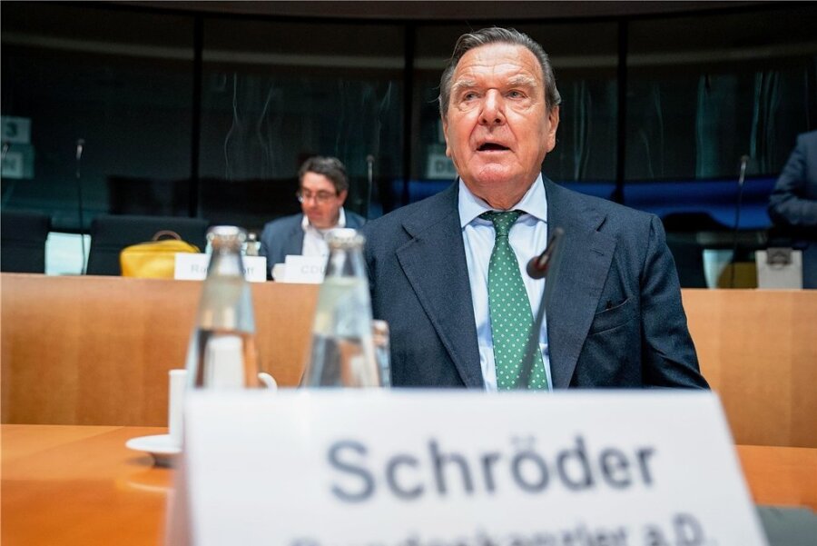 Vom Kanzler zur Unperson bei den Sozialdemokraten - Will seine Gesprächsmöglichkeiten mit dem russischen Präsidenten nicht aufgeben: Altkanzler Gerhard Schröder hält am Kontakt zu seinem Freund Wladimir Putin fest. 