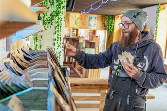 Vom Kifferköfferchen bis zu Omas Kommode: Laden in Auerbach stellt sich auf Legalisierung von Cannabis ein - Im Headshop "Crowers Home" von Enrico Götz (Foto) und Danilo Schüler gibt es Rauchzubehör für Cannabis und Tabak. Nur das echte "Gras" ist noch nicht zu haben. Sobald Cannabis-Konsum in Deutschland erlaubt wird, wollen die Inhaber auch dieses anbieten.