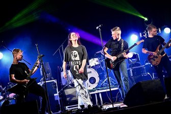 Vom Kindergarten-Konzert zur Spotify-Playlist: Schülerband aus dem Erzgebirge wird erwachsen - Eric Mehner (v. l.), Evie Boehme, Thorin Teichert und Jordy Meusel plus Schlagerzeuger Marius Raatz, der nicht auf dem Bild zu sehen ist, sind OKB.