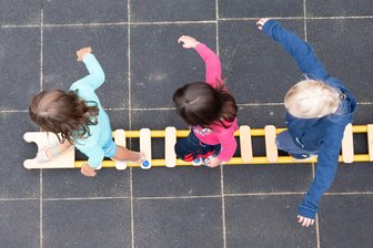 Vom Kita-Moratorium bis zum Reparaturbonus: Was Linke und Grüne der Minderheitskoalition in Sachsen abgetrotzt haben – und was nicht - Ergebnis der Verhandlungen des Viererbündnisses für den Doppelhaushalt 2025/26: Das Kita-Moratorium soll nun doch schon dieses Jahr kommen.