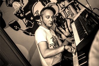 Vom Klempner zum Philosophen - und mit 31 Jahren am Freiberg-Kolleg zum Abi mit Traum-Durchschnitt 1,0 - Felix Freitag bei einer Probe. Die Musik gehört zu den Hobbys des 1,0er-Abiturienten aus Dresden.