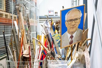 Vom Klößekochen bis Kreuzfahrt - DDR-Alltag im Depot - 1971 wurde Erich Honecker zum ersten Sekretär des Zentralkomitees der SED bestimmt - ein Bild von ihm steht hier im Depot des DDR-Museums. 