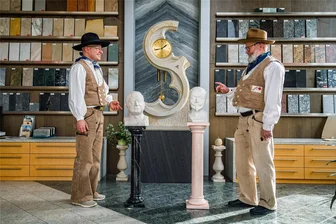 Vom Knirps zum Chef: Steinmetzmeister tritt 120-jähriges Familienerbe im Erzgebirge an - Sebastian Scheunert (l.) hat in vierter Generation das Unternehmen von Vater Friedhold übernommen. Die Büsten zeigen ihre Vorfahren Werner und Paul Scheunert. Am 9. März wird der 120. Geburtstag in der Ringstraße mit vielen Angeboten für kleine Steinmetze gefeiert: etwa mit Hinkelsteinwurf, Edelsteinwaschen oder Schauvorführungen.