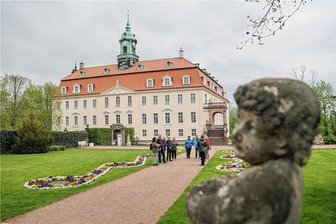 Vom Konzert im Schlosspark Lichtenwalde bis zur historischen Schulstunde: Fünf Tipps für das Wochenende in Mittelsachsen - Frühlingsstimmung im Schlosspark Lichtenwalde: Am Sonntag gibt es zum Muttertag Blasmusik zu hören. 