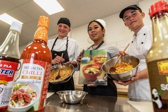Vom Küchengespräch bis zum Flucht-Erfahrungsbericht - Phillip Weißmann, Marut Schmidt und Elisa Kern (von links) bereiten bei der Interkulturellen Woche an der Burgstädter berufsbildenden Don Bosco-Schule beim thailändischen Kochkurs Frühlingsrollen zu. 