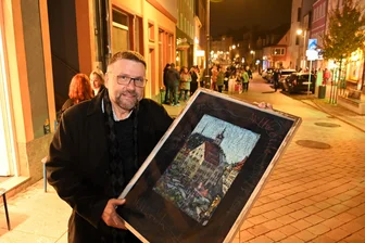 Vom Künstler-Bild bis zur Seife: Damit lockte das Nachtshopping in Mittweida - Unterwegs zum Nachtshopping am Freitagabend in Mittweida war auch Prof. Detlev Müller von der IMM Stiftung. Er erwarb eine Stadtansicht von Mittweida von der ukrainischen Künstlerin Olena Kondakova.