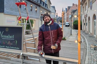 Vom Laden auf Zeit zum Dauerbrenner: Stollberg hofft auf weiteren Erfolg - Das Versalat hat einst als Kurzzeitladen begonnen. Mittlerweile sind die Gastronomen Daniel Meier (Foto) und Sarah Kouril etabliert. Kürzlich erneuerten sie mit Unterstützung der Stadt ihre Terrasse, die nun bei schönem Wetter zum Verweilen einlädt.