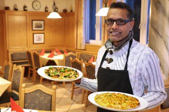 Vom Lammgericht bis zum Schnitzel: Indischer Gastronom eröffnet Restaurant in Glauchauer Hotel - Der Inhaber des Restaurants „Prima Pizza“, Lakhbir Singh, präsentiert eine Pizza „Hawaii“ und eine vegetarische Pizza.