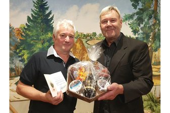 Vom Lehrling zum Meister und Schwiegersohn: Vogtländischer Bäcker versilbert seinen Meisterbrief - Bürgermeister Uwe Riedel (rechts) gratuliert Lutz Schulze im Namen der ganzen Gemeinde.