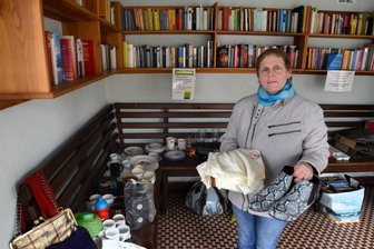 Vom Leseparadies zur Müllhalde: Ellefelderin sorgt sich um besonderen Ort – „Seit zwei Jahren macht jeder, wie er will“ - Annett Thoß zeigt die Müllablagerungen, die sich in der Ellefelder Buchhaltestelle an der Hauptstraße sammeln.