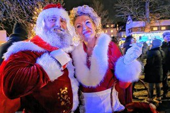 Vom leuchtenden Rentier Rudi bis zum Weihnachtsmann Lars: So schön war die Lichterfahrt im Vogtland - Für Weihnachtsmann Lars von der SG Limbach und seine Frau Mandy war es eine Freude, die großen und kleinen Gäste zu beschenken.