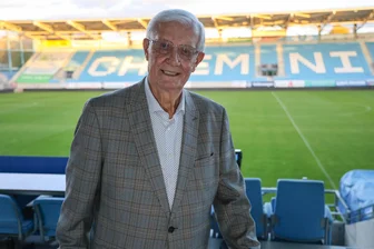 Vom Lokführer, der zum Fußballgucken auf Pappeln kletterte: Chemnitzer Sport-Urgestein Rainer Streller feiert 90. Geburtstag - Rainer Streller ist bekennender Anhänger des Chemnitzer FC und hat alle Höhen und Tiefen miterlebt.