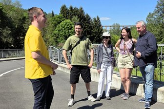 Vom Louvre in Paris an die Göltzschtalbrücke im Vogtland: Franzosen lösen Gewinn ein - Von Hannes Reinhold (links) von Fremdenverkehrsverein Nördliches Vogtland erfuhren die Besucher Wissenswertes zur Göltzschtalbrücke.