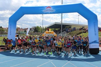 Vom Marathonläufer bis zum Feuerwehrmann: Landkreislauf in Mittweida zieht mehr als 500 Aktive an - Start beim Landkreislauf: Zunächst ging es etwa eine halbe Runde durchs Stadion und anschließend auf die abgesteckte Strecke in Mittweida.