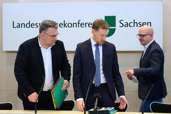 Vom Masterplan für Südwestsachsen bis zum kostenlosen Vorschuljahr: Was Kretschmers CDU/SPD-Minderheitsregierung plant - Von der Brombeere zur Minderheitskoalition: Tüten CDU-Fraktionschef Christian Hartmann, CDU-Chef Michael Kretschmer und SPD-Chef Henning Homann nun die dritte schwarz-rote Koalition in Sachsen ein?