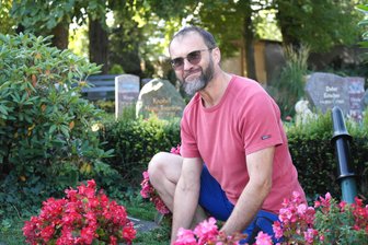 Vom Maurer zum Friedhofsverwalter: Hörigs ungewöhnliche Karriere - Friedhofsverwalter Michael Hörig bei der Pflege eines Teils der Urnenstellen. Für den 51-Jährigen gibt es keinen schöneren Arbeitsplatz.