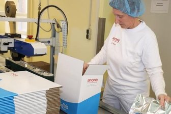 Vom Mehl zum Softeis zum Fitnessriegel - Michaela Möller, Springer-Linienführerin bei Anona, verpackt die Beutel mit der Schokoladen-Softeismischung.
