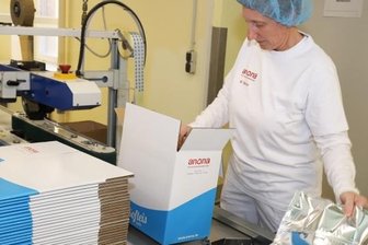 Vom Mehl zum Softeis zum Fitnessriegel - Michaela Möller, Springer-Linienführerin bei Anona, verpackt die Beutel mit der Schokoladen-Softeismischung.