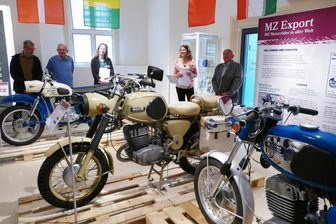 Vom Militärmotorrad bis zur Rikscha: Neue Sonderausstellung auf Schloss Augustusburg zeigt Vielfalt des MZ-Exports - Im Beisein des langjährigen MZ-Kundendienstleiters Reiner Reuter (rechts) ist am Dienstag auf der Augustusburg die neue Sonderausstellung präsentiert worden.