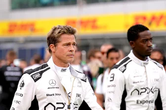 Vom Mit- und Gegeneinander: Brad Pitt und Damson Idris in einem neuen Rennfahrer-Film - Brad Pitt und Damson Idris bei den Dreharbeiten für den Formel-1-Film. Pitt spielt Sonny Heyes, der ein Formel-1-Team zum Sieg führen soll. Doch Joshua Pearce (Idris) denkt nur an den eigenen Sieg.