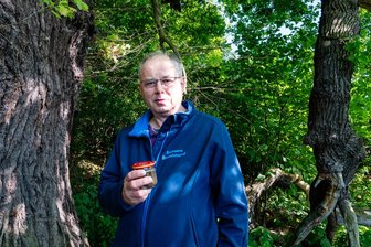 Vom Nahtoderlebnis zur Baum-Fotografie: Wie Uwe Dathe aus Altmittweida zum „Botschafter der Bäume“ wurde - Uwe Dathe befreite „seine" Eiche von hundert Nägeln, die kaum zu sehen waren - aber den Baum plagten, wie er sagt.
