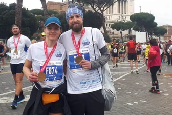Vom Newbie zur Marathonläuferin: So hat es eine Freibergerin geschafft - Anne Münzner und Christian Faulhaber aus Freiberg bei ihrem ersten Marathon 2023 im Rom.