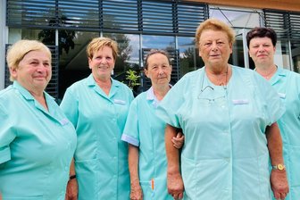Vom offenen Ohr bis zu einer Runde Skat: Grüne Damen aus dem Erzgebirge erfüllen Wünsche - Rosemarie Keller (2. von rechts) tut seit 20 Jahren im Stollberger Krankenhaus Dienst als Grüne Dame. Die 82-jährige Burkhardtsdorferin steht Patienten bei und erfüllt kleine Wünsche. Einen Botengang zum Beispiel. Aber vor allem haben die Frauen immer ein offenes Ohr für ihr Gegenüber.