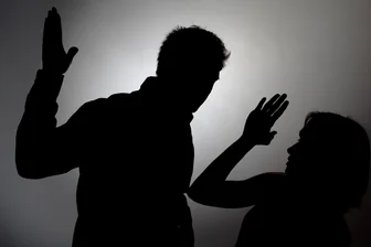 Vom Opfer zur Täterin? Chemnitzerin flieht ins Frauenhaus und landet vor Gericht - Eine junge Chemnitzerin wurde von ihrem Verlobten misshandelt und verletzt.