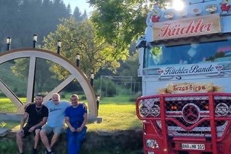 Vom Osterzgebirge ins obere Bergland: Schacht-Überbleibsel ziert Landhaus in Niederschlag - „Bergidyll“-Inhaber Steffen Kreil (M.) freut sich mit Jörg Küchler (l.) und Sebastian Burkert über das neue Schmuckstück.