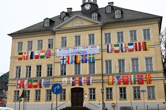 Vom Parkfest bis zur Kulturhauptstadt: Was Hainichen im Jahr 2025 plant - Mit diesen Flaggen der Länder aller bisherigen Kulturhauptstädte zeigt sich das Rathaus in Hainichen.