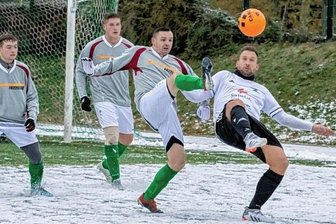 Vom Pech verfolgte Königswalder verlieren Tabellenspitze - Wie anderenorts waren in Niederwürschnitz die Bedingungen nicht einfach. Sebastian Gleiniger (r.) und Elektronik Gornsdorf erkämpften sich bei der Fortuna (mit Oliver Riedel, 2.v.r.) einen Punkt.