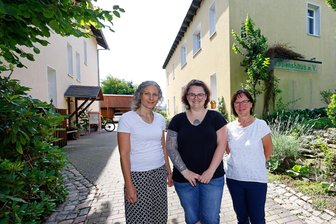 Vom Pflegekind zur Mitarbeiterin: Das Lebenshaus Lichtenstein hat in 25 Jahren viele Geschichten geschrieben - Silvia Groß, Nicole Ritter und Karin Demmler (v. l.) auf dem Hof des Lebenshauses Lichtenstein.