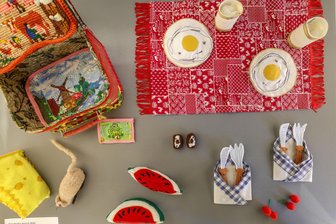 Vom Picknick bis zum röhrenden Hirsch: Sonderausstellung „Querbeet“ im Textil- und Rennsportmuseum Hohenstein-Ernstthal - Das „Picknick vor wechselnder Landschaft“ von Friederike Hoerst-Röhl ist komplett aus Textilien gefertigt.