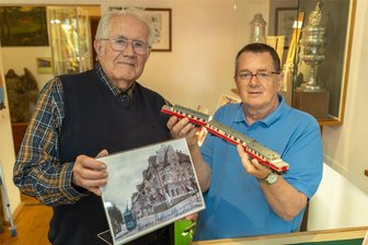 Vom Plan zur Legende: Eine Straßenbahn im Göltzschtal, die nie gebaut wurde - Einblick in die Entwicklung der Verkehrswege im Vogtland gibt eine neue Ausstellung in Falkenstein. Im Bild: Horst Teichmann (links) von den Ellefelder Heimatfreunden und Andreas Rößler vom Heimat- und Geschichtsverein Falkenstein.