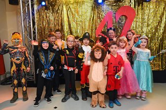Vom planlosen Bauarbeiter bis zur kartenlegenden Telemedizinerin: Der witzige Familienfasching in Conradsdorf - Die Knirpse sind der Einladung zum Conradsdorfer Familienfasching gefolgt.