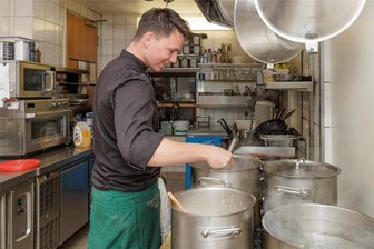 Vom Pöhlberg bis zur Grundschule: Die Millionenpläne der Stadt Annaberg-Buchholz - Im Berghotel Pöhlberg soll der Küchenbereich, in dem unter anderem Jungfacharbeiter Simon Hausstein arbeitet, komplett erneuert werden.