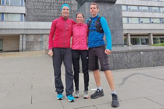 Vom Polterabend aufs Podest: Mittweidaer Läuferin überzeugt bei ihrer Marathon-Premiere - Christina Fuhrmann (M.) nahm gemeinsam mit ihren Lauffreunden Stefan Naumann und Rick Hörig (r.) von den Rennschnecken Mittweida am Marathon in Chemnitz teil.